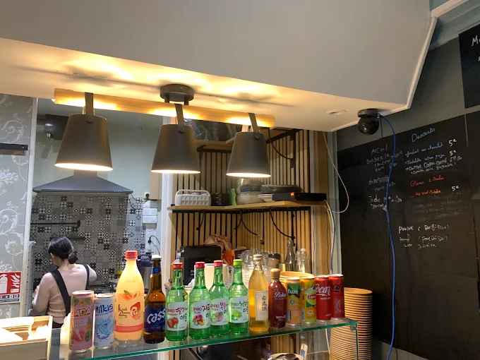 Comptoir en bois clair et ardoise de desserts à l'intérieur du restaurant SISIG